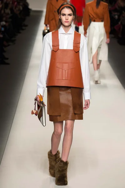 Look 11